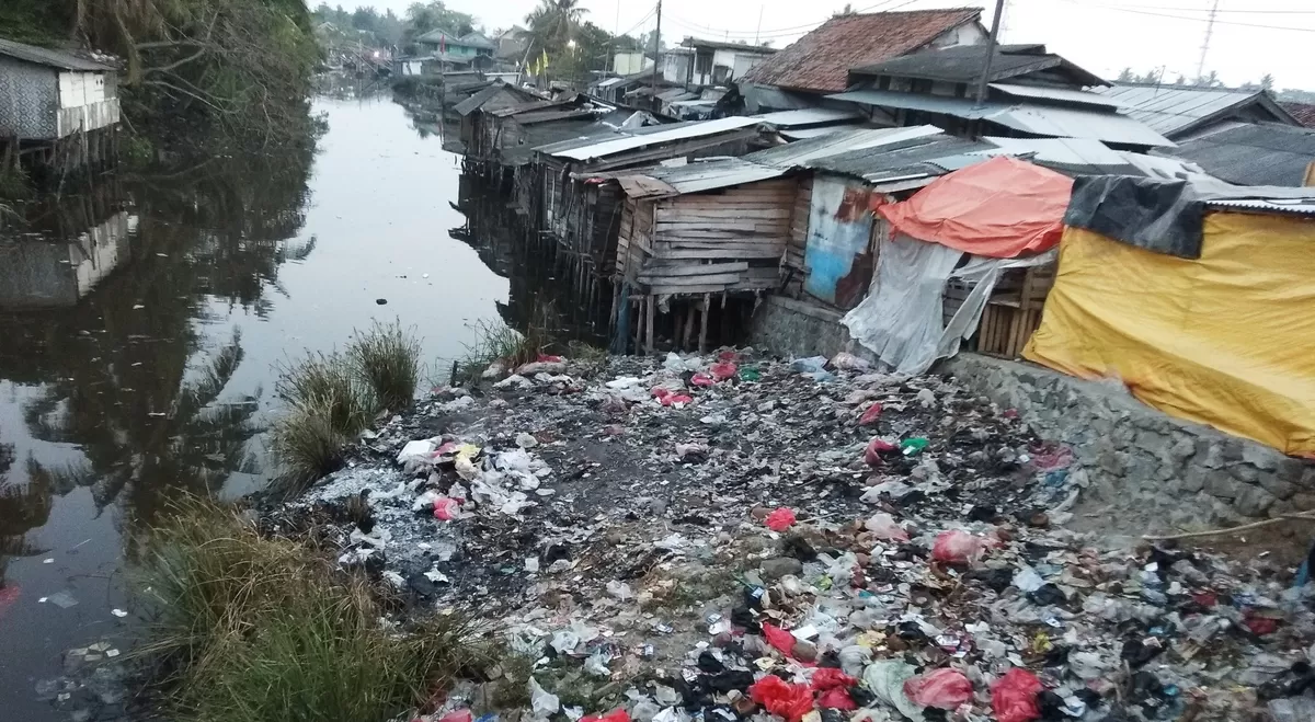 Pemukiman-di-bantaran-Sungai-Karangantu-Istimewa-scaled-1370101859